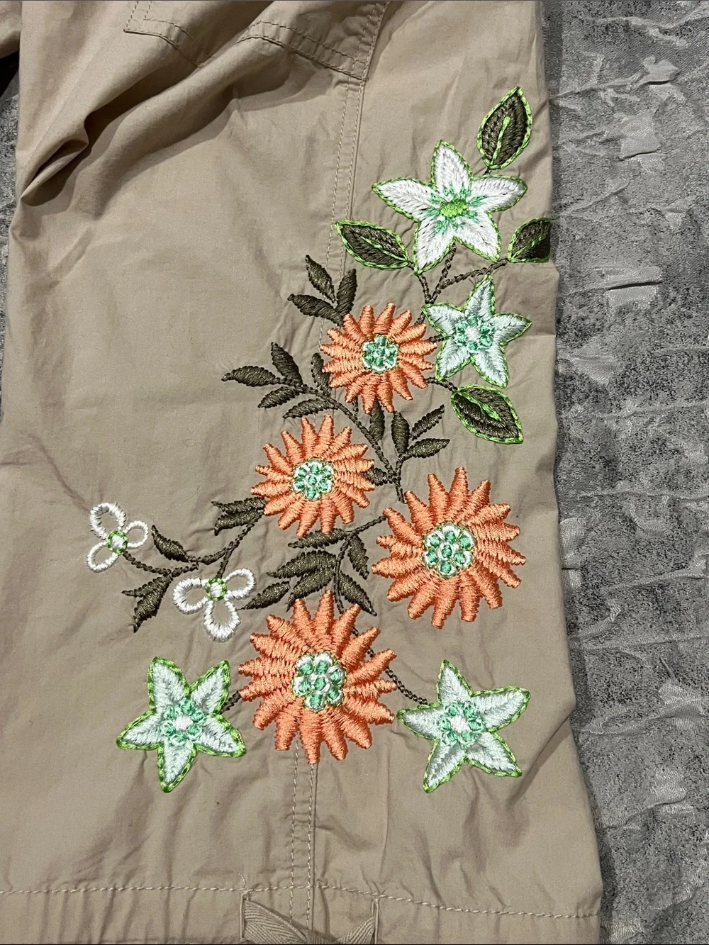GAP Beige Cargo Capris with Coral and Mint Floral Embroidery, size 6